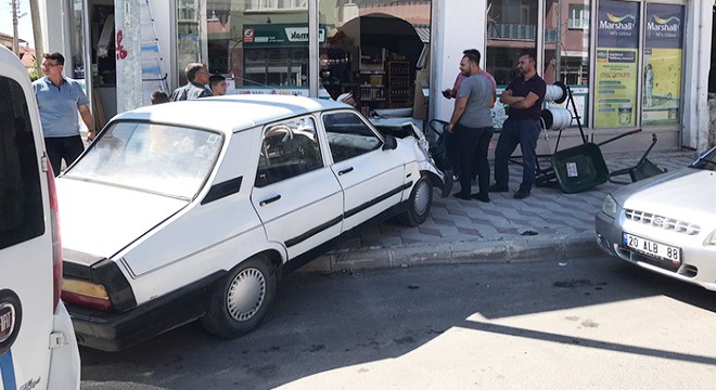 Kamyonetle çarpışan otomobil iş yerine girdi