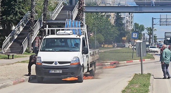 Antalya'da kamyonette çıkan yangın söndürüldü