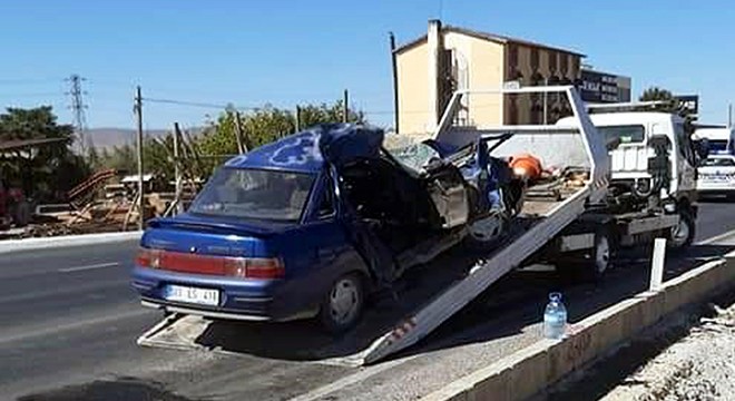 Kamyonla otomobil çarpıştı: 1 ölü, 2 yaralı