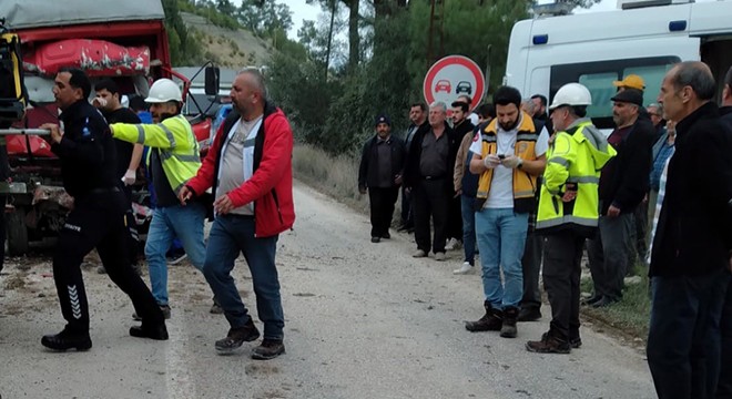 Kamyonlar çarpıştı: 1 yaralı