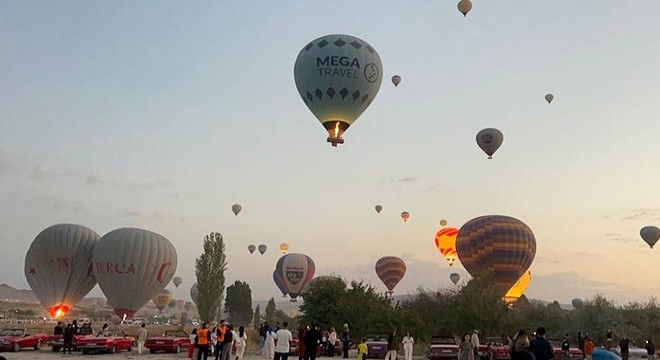 Kapadokya'da balonlar, Türk bayrakları ile havalandı