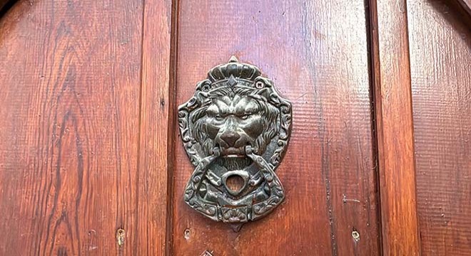 Kapı tokmaklarının yerini ziller aldı