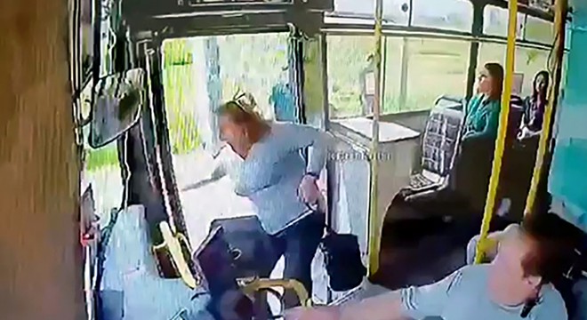 Kapısı açık otobüsten düşen kadın entübe edildi