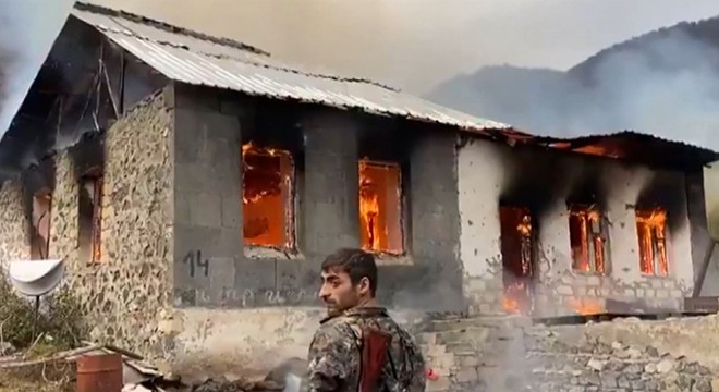 Karabağ'ı terk eden Ermeniler yerleşim yerlerini bir bir yakıyor