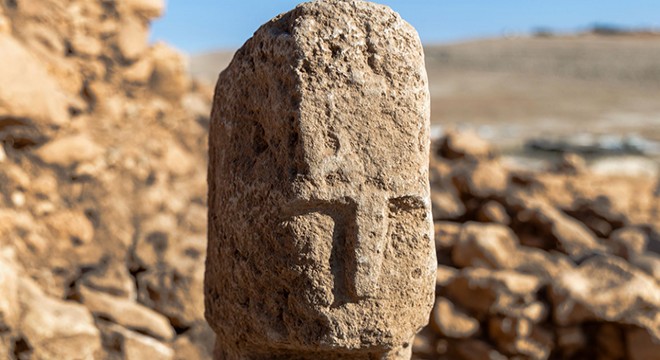 Karahantepe'de insan yüzlü dikilitaş bulundu
