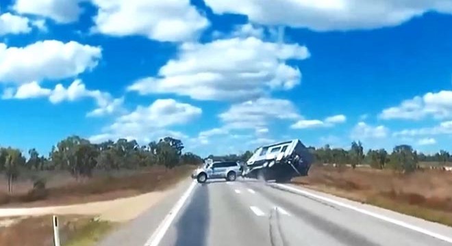 Karavan devrilince, cip de taklalar attı