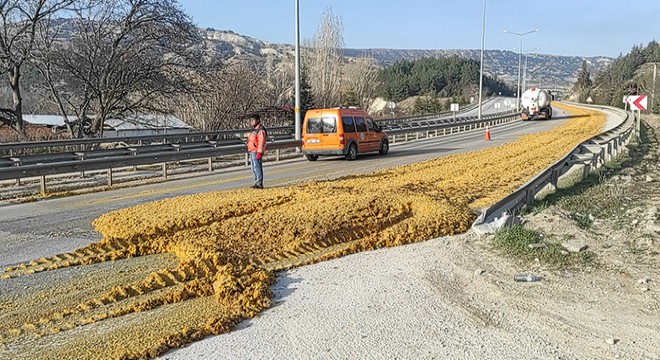 Karayoluna portakal posası döküldü