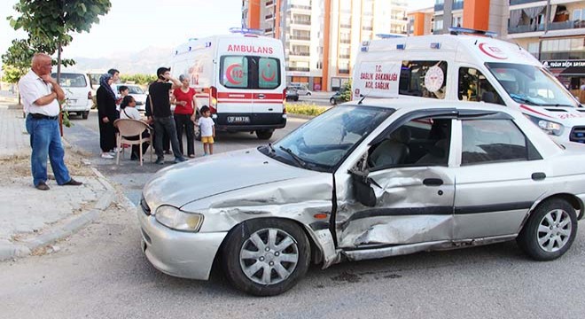 Kavşakta kaza: 6 yaralı