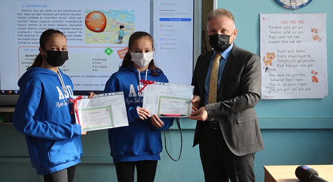 Kaymakam Tanrıkulu öğrencilere karne verdi