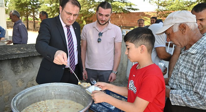 Kaymakam Türker, aşure dağıttı