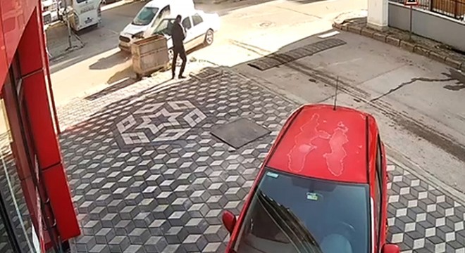 Kaza yapan araçtan kaçarak kurtuldu