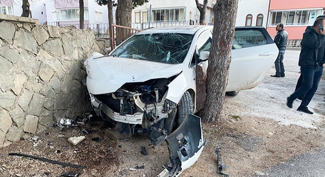 Kaza yapmamak için manevra yapınca otomobiliyle cami duvarına çarptı