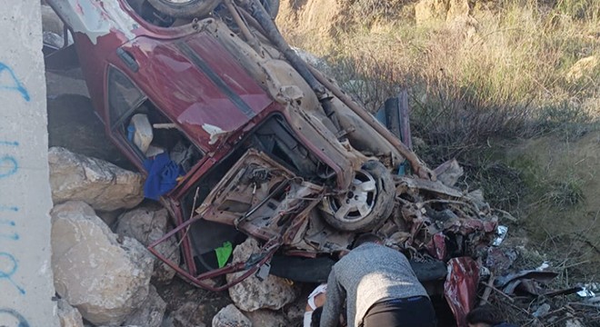 Kaza yaptığı otomobilde sıkıştı, itfaiye kurtardı