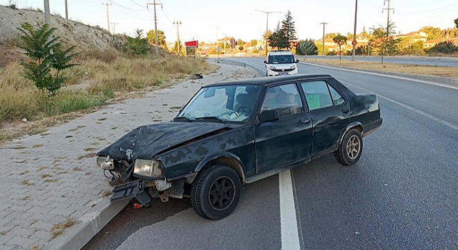 Kaza yaptığı otomobili bırakıp kaçtı