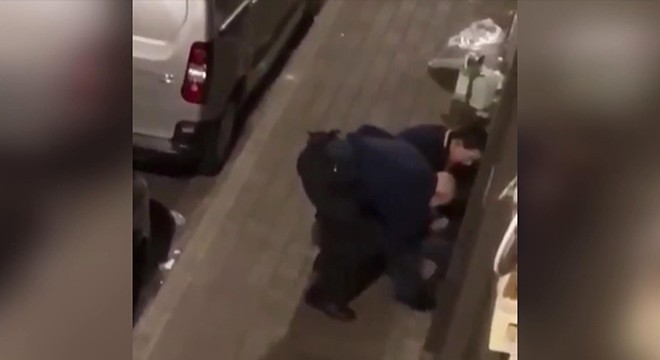 Kelepçeli şüphelinin kafasını tekmeledi