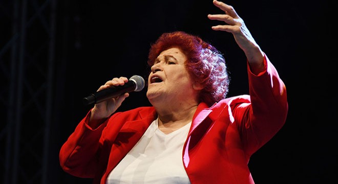 Kemer'de fener alayı ve Selda Bağcan konseri