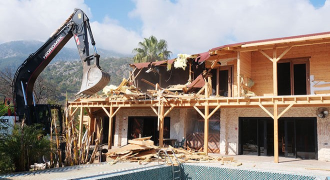 Kemer'de kaçak yapıya yıkım