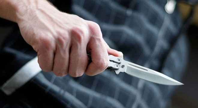 Kendilerine şiddet uygulayan annesinin sevgilisini öldürdü