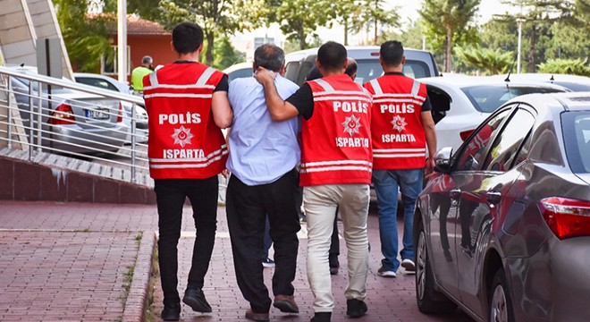 Kendilerini polis olarak tanıtıp, dolandırdılar