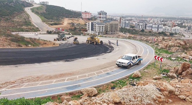 Kepez Belediyesi, yağmurun aşındırdığı yolları yeniledi
