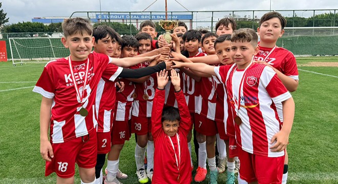 Kepez'de minik kramponlar kupalarını aldı