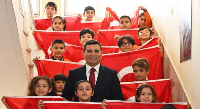 Kepez'den 60 bin öğrenciye 60 bin Türk bayrağı