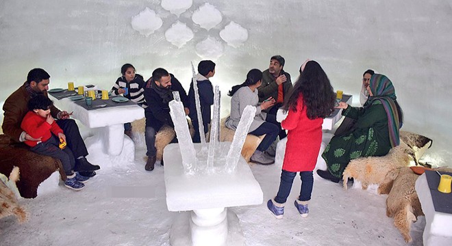Keşmir'deki ilk iglo kafeye yoğun ilgi