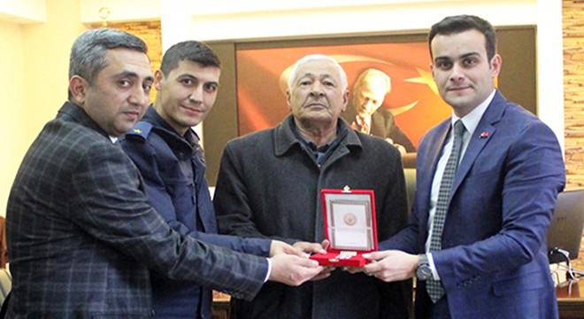 Kıbrıs gazisine madalya ve plaket