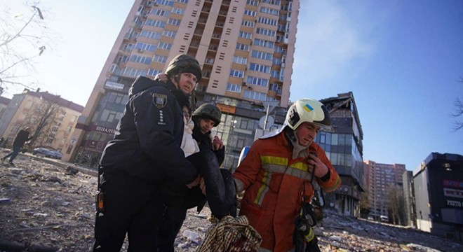 Kiev'de bir binaya füze isabet etti