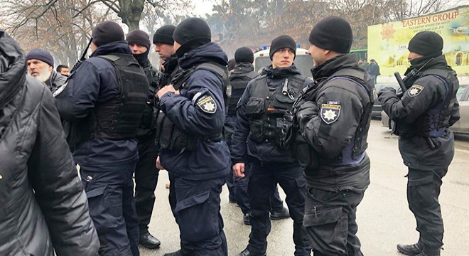 Kiev'de polis cami girişinde kimlik kontrolü yaptı