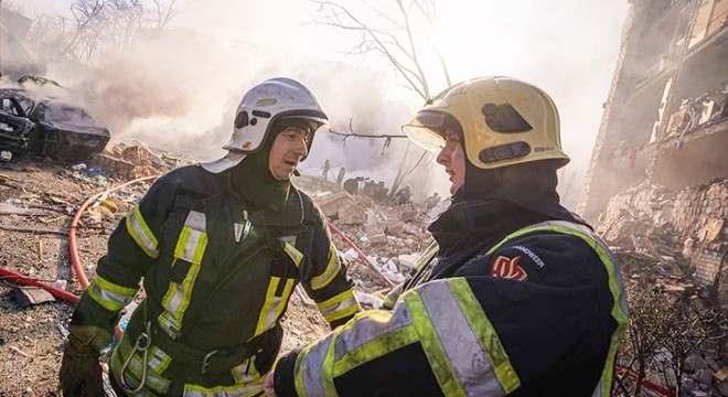 Kiev’in Podil semtine füze parçası düştü: 1 ölü