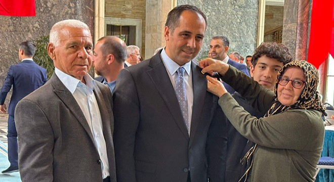 Kıratlı kaydını yaptı, anne ve babası rozetini taktı