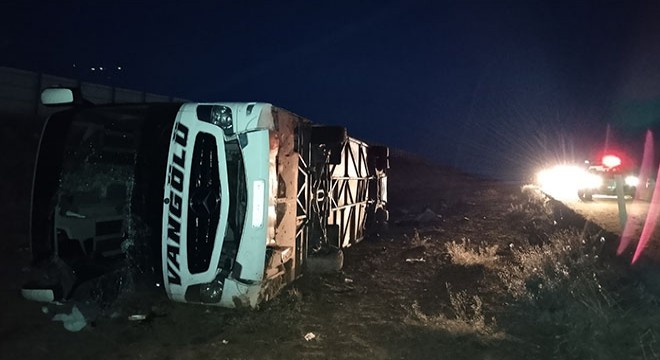 Kırşehir'de yolcu otobüsü devrildi: 15 yaralı
