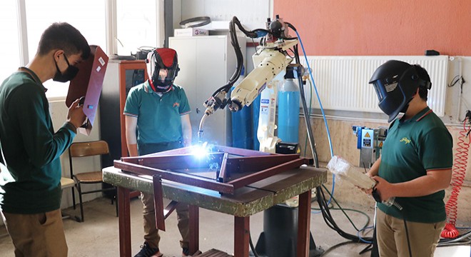 Kız öğrenciler 'işinin ustası' olmak için çalışıyor