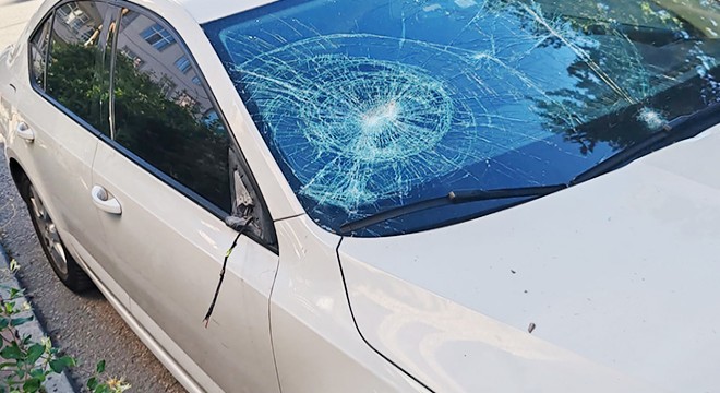 Komşusunun otomobiline tuğlayla zarar verdi