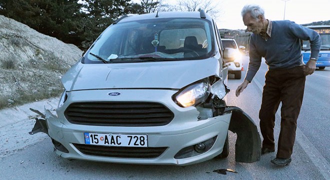 Kontrolden çıkan araç bariyerlere çarptı