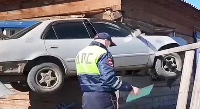 Kontrolden çıkan araç evin odasına ok gibi saplandı