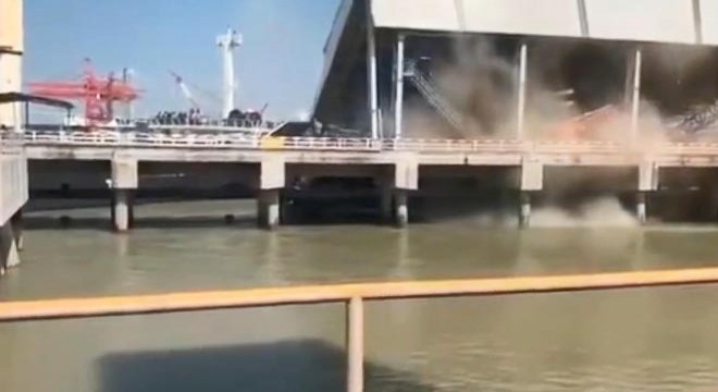 Kontrolden çıkan gemi iskeleyi böyle yıktı