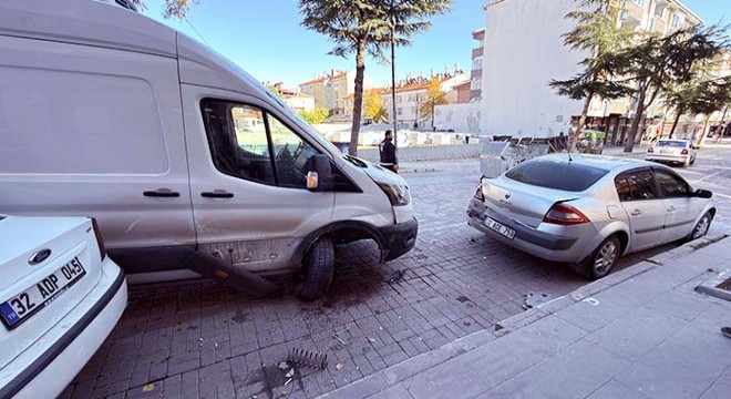 Kontrolden çıkan minibüs park halindeki 4 araca çarptı