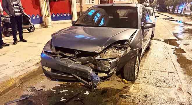 Kontrolden çıkan otomobil 2 araca çarptı