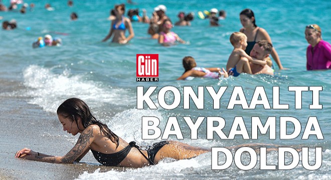 Konyaaltı Plajı Zafer Bayramı'nda doldu