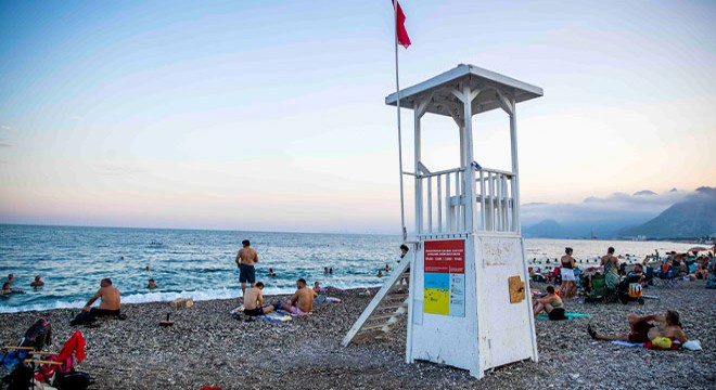 Konyaaltı Sahili'nde cankurtaran mesaisi sonrası tehlikeli saatler