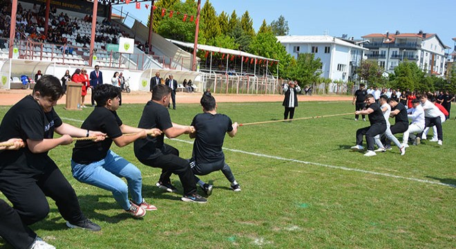 Korkuteli'de 19 Mayıs bayrak gösterisi ve yarışmalarla kutlandı