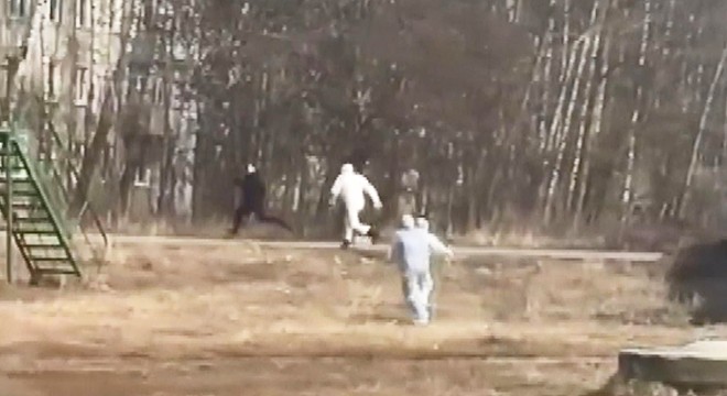 Koronavirüslü hasta kaçtı, sağlık çalışanları kovaladı