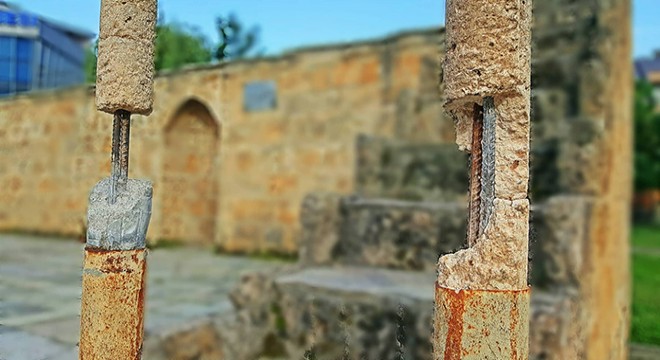 Kosova'da 564 yıllık camiye çirkin saldırı