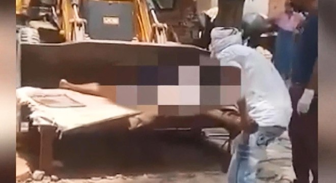 Kovid-19 kurbanlarının cesetleri kiralanan dozerlerle taşınıyor