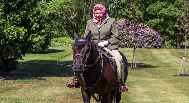 Kraliçe Elizabeth 72 gün sonra ilk kez görüntülendi