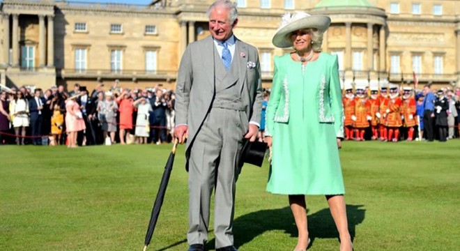 Kraliçe II. Elizabeth'ten bir ilk: Buckingham Sarayı’nın bahçesini halka açıyor