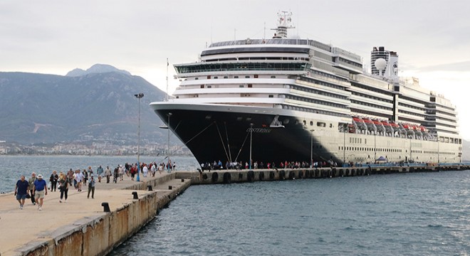 Kruvaziyerle 1878 turist Antalya'ya geldi