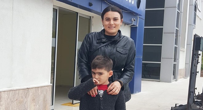 Küçük Poyraz, bulduğu altın künyeyi polise teslim etti